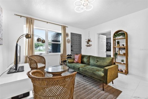 House in Saint Petersburg, Florida 4 bedrooms, 110.27 sq.m. № 1835459 - photo 5