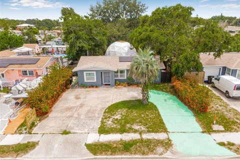 House in Saint Petersburg, Florida 4 bedrooms, 110.27 sq.m. № 1835459 - photo 3