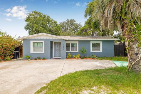 House in Saint Petersburg, Florida 4 bedrooms, 110.27 sq.m. № 1835459 - photo 2