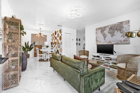 House in Saint Petersburg, Florida 4 bedrooms, 110.27 sq.m. № 1835459 - photo 4