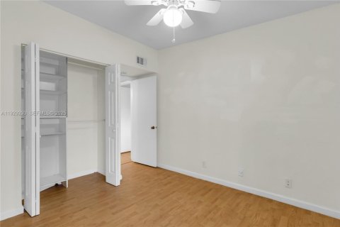 Copropriété à vendre à Tamarac, Floride: 2 chambres, 76.18 m2 № 1987596 - photo 12