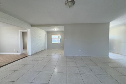 House in Orlando, Florida 3 bedrooms, 165.55 sq.m. № 2232097 - photo 11