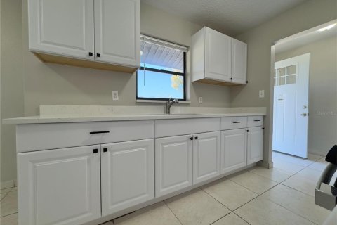 House in Orlando, Florida 3 bedrooms, 165.55 sq.m. № 2232097 - photo 4