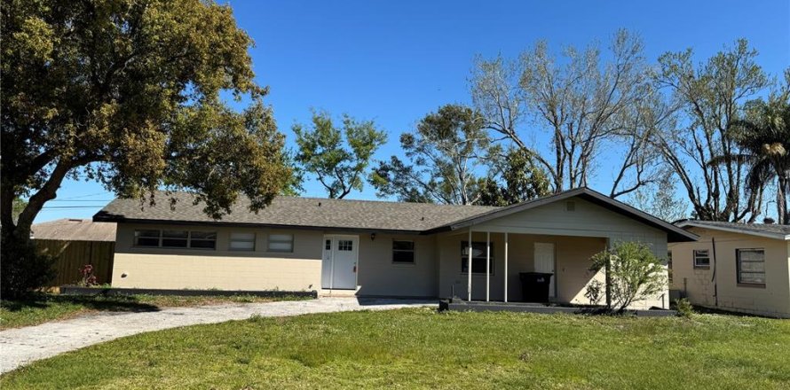 House in Orlando, Florida 3 bedrooms, 165.55 sq.m. № 2232097