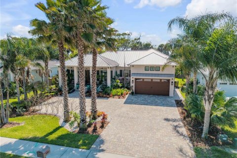 House in New Smyrna Beach, Florida 5 bedrooms, 279.82 sq.m. № 2121243 - photo 3