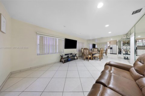 House in Miami, Florida 3 bedrooms, 116.69 sq.m. № 2046453 - photo 27