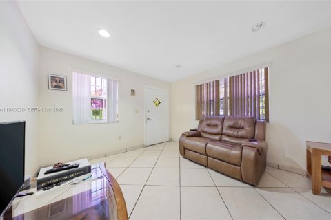 House in Miami, Florida 3 bedrooms, 116.69 sq.m. № 2046453 - photo 24