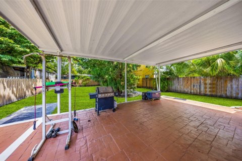House in Miami, Florida 3 bedrooms, 116.69 sq.m. № 2046453 - photo 10