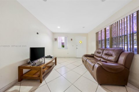 House in Miami, Florida 3 bedrooms, 116.69 sq.m. № 2046453 - photo 28