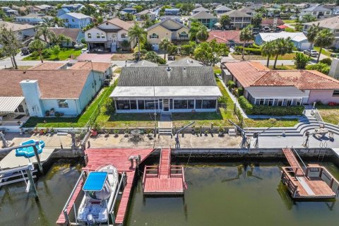 House in Hudson, Florida 2 bedrooms, 137.5 sq.m. № 2201080
