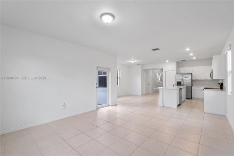 House in Miami, Florida 3 bedrooms, 170.94 sq.m. № 2004397 - photo 19