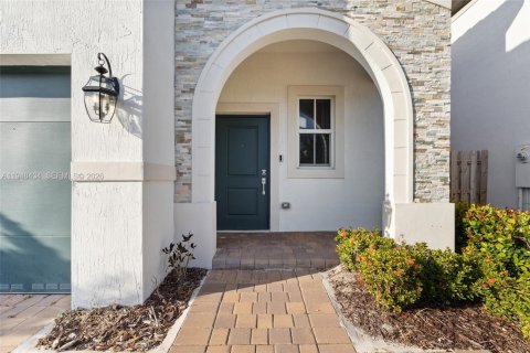 House in Miami, Florida 3 bedrooms, 170.94 sq.m. № 2004397 - photo 4