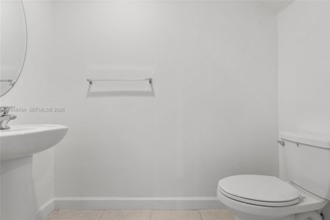 House in Miami, Florida 3 bedrooms, 170.94 sq.m. № 2004397 - photo 11