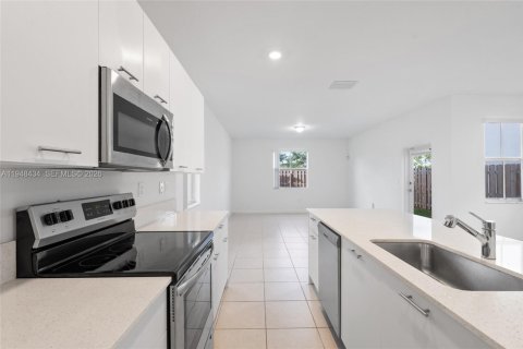 House in Miami, Florida 3 bedrooms, 170.94 sq.m. № 2004397 - photo 15