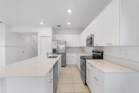 House in Miami, Florida 3 bedrooms, 170.94 sq.m. № 2004397 - photo 14