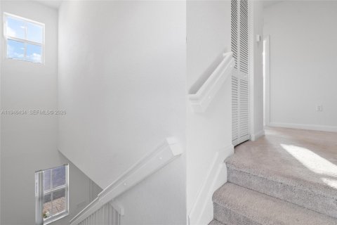 House in Miami, Florida 3 bedrooms, 170.94 sq.m. № 2004397 - photo 21