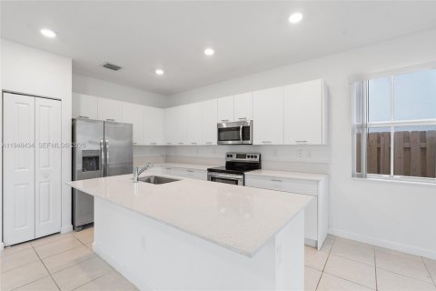 House in Miami, Florida 3 bedrooms, 170.94 sq.m. № 2004397 - photo 18