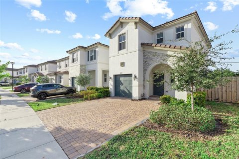 House in Miami, Florida 3 bedrooms, 170.94 sq.m. № 2004397 - photo 3