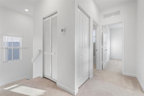 House in Miami, Florida 3 bedrooms, 170.94 sq.m. № 2004397 - photo 22