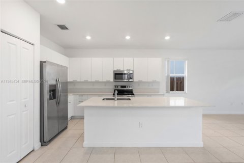 House in Miami, Florida 3 bedrooms, 170.94 sq.m. № 2004397 - photo 13