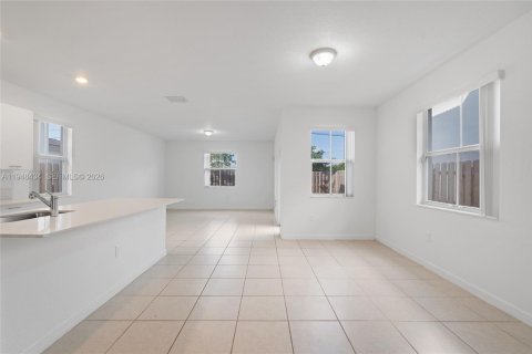 House in Miami, Florida 3 bedrooms, 170.94 sq.m. № 2004397 - photo 10