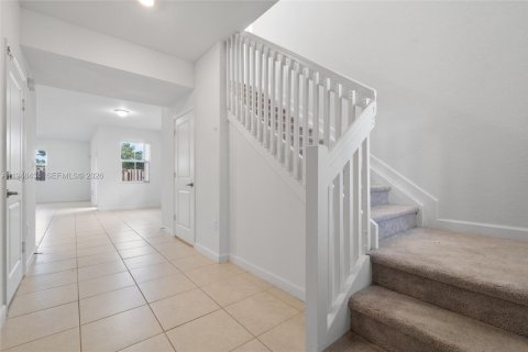 House in Miami, Florida 3 bedrooms, 170.94 sq.m. № 2004397 - photo 8