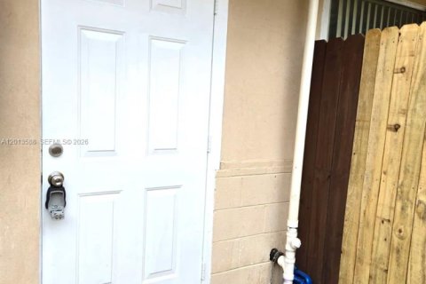 Propiedad comercial en West Park, Florida 1 dormitorio № 2075857