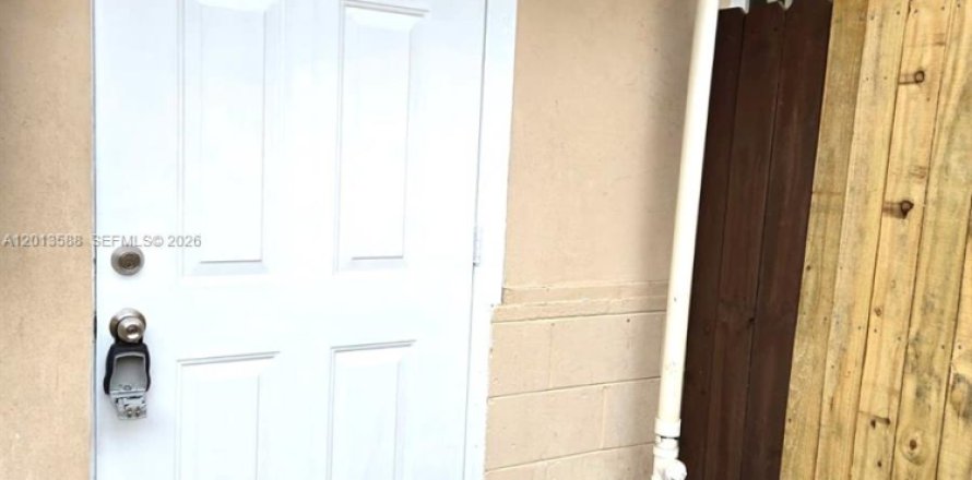 Propiedad comercial en West Park, Florida 1 dormitorio № 2075857