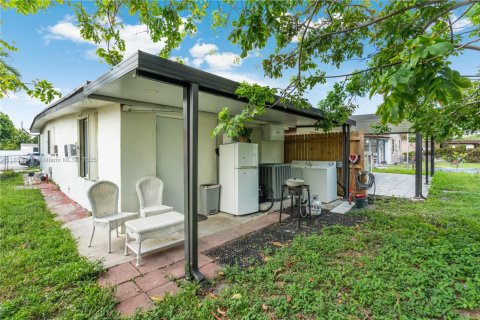 Casa en venta en Hialeah, Florida, 4 dormitorios, 148.64 m2 № 1877734 - foto 20