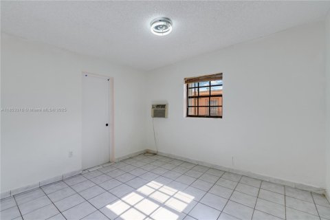 Casa en venta en Hialeah, Florida, 4 dormitorios, 148.64 m2 № 1877734 - foto 8