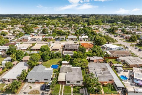Casa en venta en Hialeah, Florida, 4 dormitorios, 148.64 m2 № 1877734 - foto 30