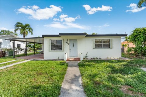 Casa en venta en Hialeah, Florida, 4 dormitorios, 148.64 m2 № 1877734 - foto 1