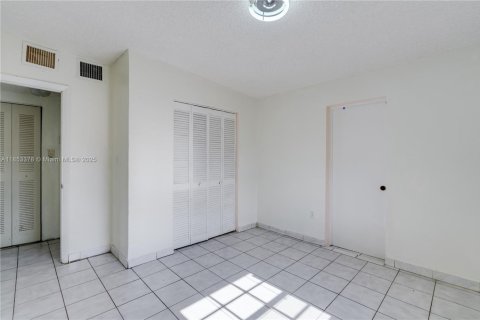 Casa en venta en Hialeah, Florida, 4 dormitorios, 148.64 m2 № 1877734 - foto 10