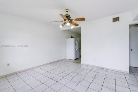 Casa en venta en Hialeah, Florida, 4 dormitorios, 148.64 m2 № 1877734 - foto 13