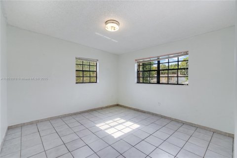 Casa en venta en Hialeah, Florida, 4 dormitorios, 148.64 m2 № 1877734 - foto 7