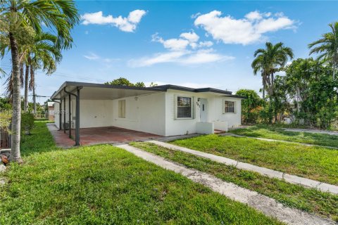 Casa en venta en Hialeah, Florida, 4 dormitorios, 148.64 m2 № 1877734 - foto 2