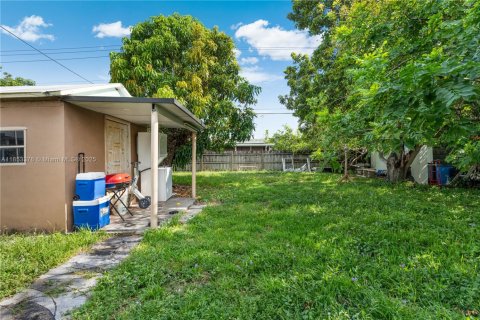 Casa en venta en Hialeah, Florida, 4 dormitorios, 148.64 m2 № 1877734 - foto 22