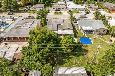 Casa en venta en Hialeah, Florida, 4 dormitorios, 148.64 m2 № 1877734 - foto 28