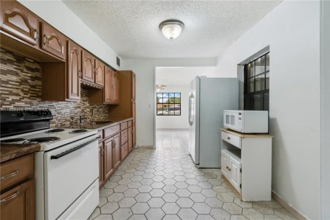 Casa en venta en Hialeah, Florida, 4 dormitorios, 148.64 m2 № 1877734 - foto 5