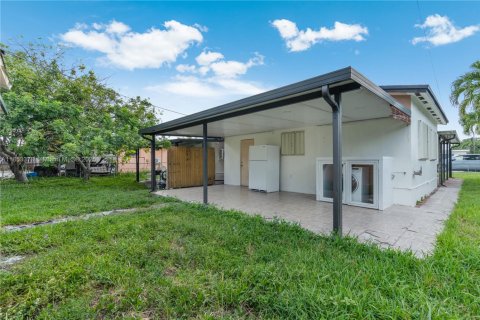 Casa en venta en Hialeah, Florida, 4 dormitorios, 148.64 m2 № 1877734 - foto 19