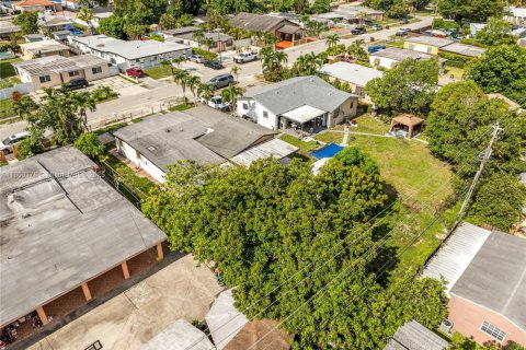 Casa en venta en Hialeah, Florida, 4 dormitorios, 148.64 m2 № 1877734 - foto 27