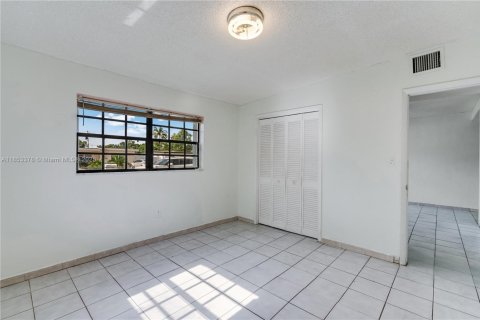 Casa en venta en Hialeah, Florida, 4 dormitorios, 148.64 m2 № 1877734 - foto 9
