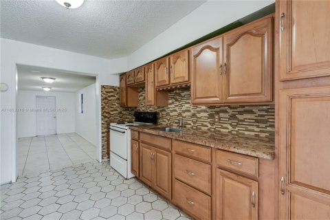 Casa en venta en Hialeah, Florida, 4 dormitorios, 148.64 m2 № 1877734 - foto 6