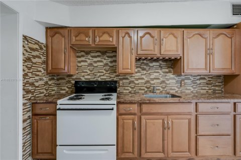 Casa en venta en Hialeah, Florida, 4 dormitorios, 148.64 m2 № 1877734 - foto 4