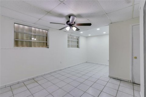 Casa en venta en Hialeah, Florida, 4 dormitorios, 148.64 m2 № 1877734 - foto 16