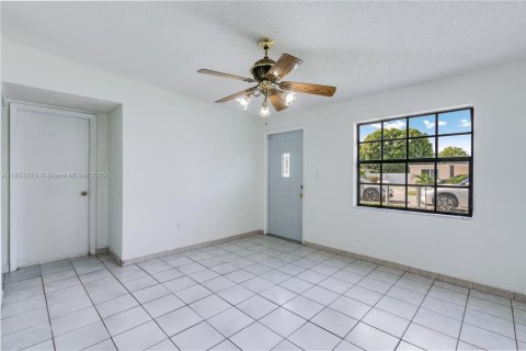 Casa en venta en Hialeah, Florida, 4 dormitorios, 148.64 m2 № 1877734 - foto 12