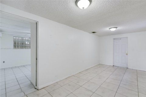 Casa en venta en Hialeah, Florida, 4 dormitorios, 148.64 m2 № 1877734 - foto 14