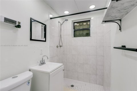 Casa en venta en Hialeah, Florida, 4 dormitorios, 148.64 m2 № 1877734 - foto 18