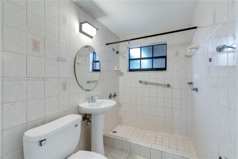 Casa en venta en Hialeah, Florida, 4 dormitorios, 148.64 m2 № 1877734 - foto 11