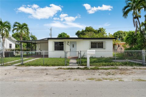 Casa en venta en Hialeah, Florida, 4 dormitorios, 148.64 m2 № 1877734 - foto 3